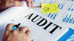 Auditoría de procesos con documentos, gráficos y calculadora sobre una mesa