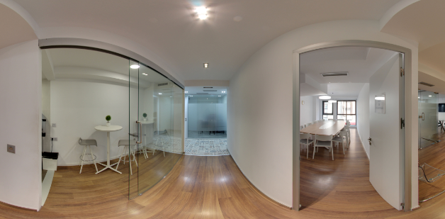 Interior del Centro de Negocios SPATIUM en Alicante: salas de reuniones acristaladas y zona de trabajo