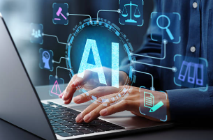 Chatbot con inteligencia artificial atendiendo a un cliente desde el portátil